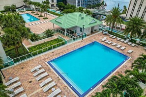 Pool - Luxury Corner Loft with Stunning Miami River Views (Miami)