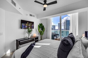 2 bedrooms, iron/ironing board, WiFi, bed sheets - Luxury Corner Loft with Stunning Miami River Views (Miami)