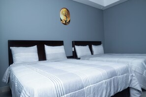 Exclusieve suite, Meerdere bedden, kitchenette, uitzicht op de binnenplaats | 1 slaapkamer, een strijkplank/strijkijzer, gratis wifi