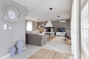 TV, fireplace