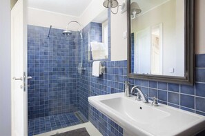 Regadera, secadora de cabello, bidet, toallas