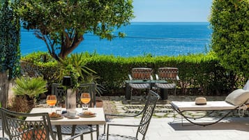 Departamento Deluxe, 1 habitación, patio, vista al mar | Vista desde la propiedad