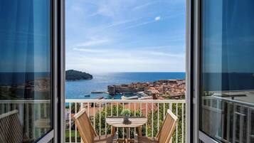 Appartamento Deluxe, 1 camera da letto, balcone, vista mare | Una cassaforte in camera, insonorizzazione, ferro/asse da stiro