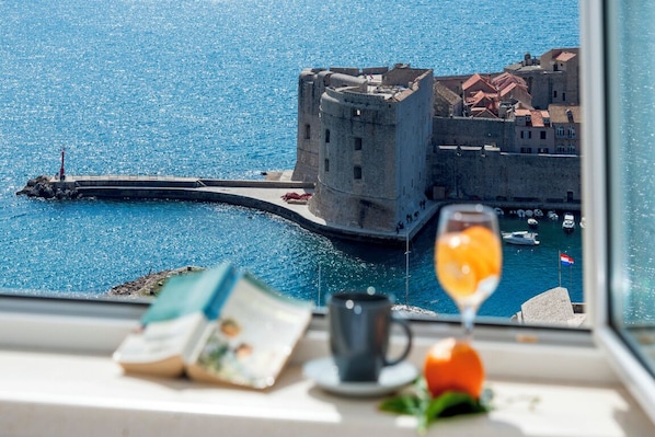 Deluxe Apartment, 1 Bedroom, Sea View | Living area