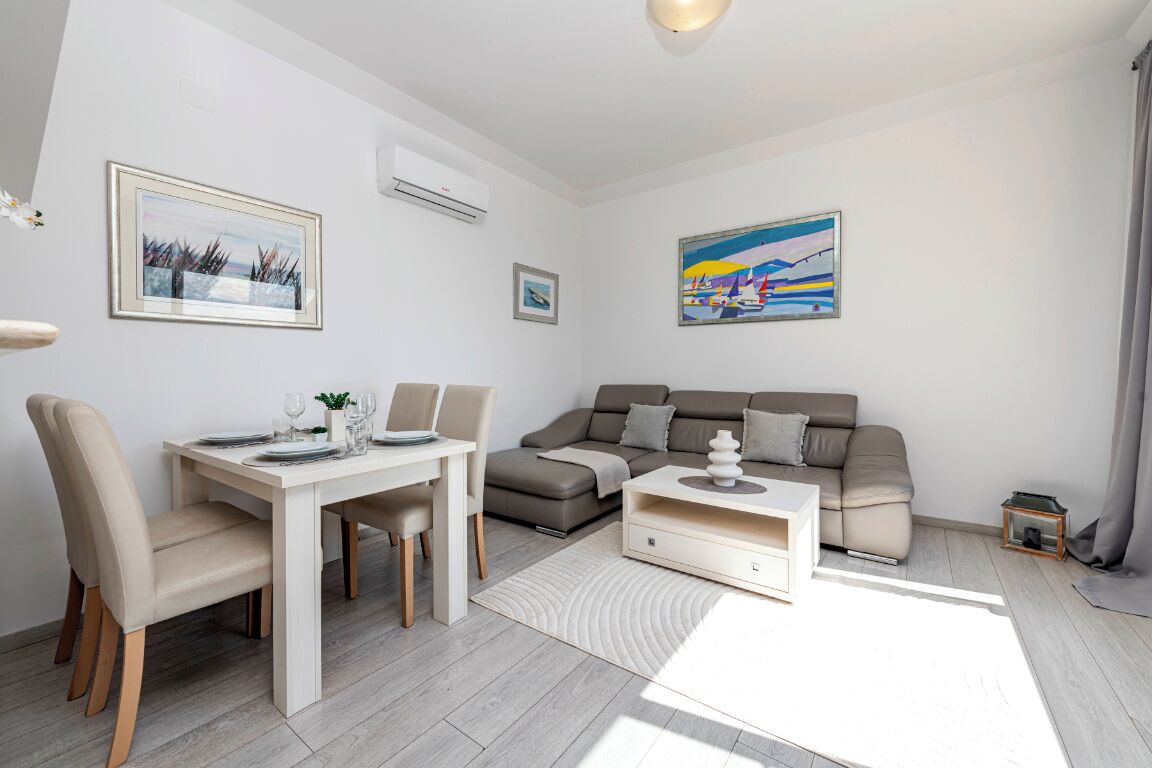 En moderne stue med spiseområde, sofa og sofabord.