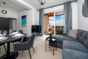 Appartement Deluxe, 2 chambres, patio, vue mer | Coin séjour