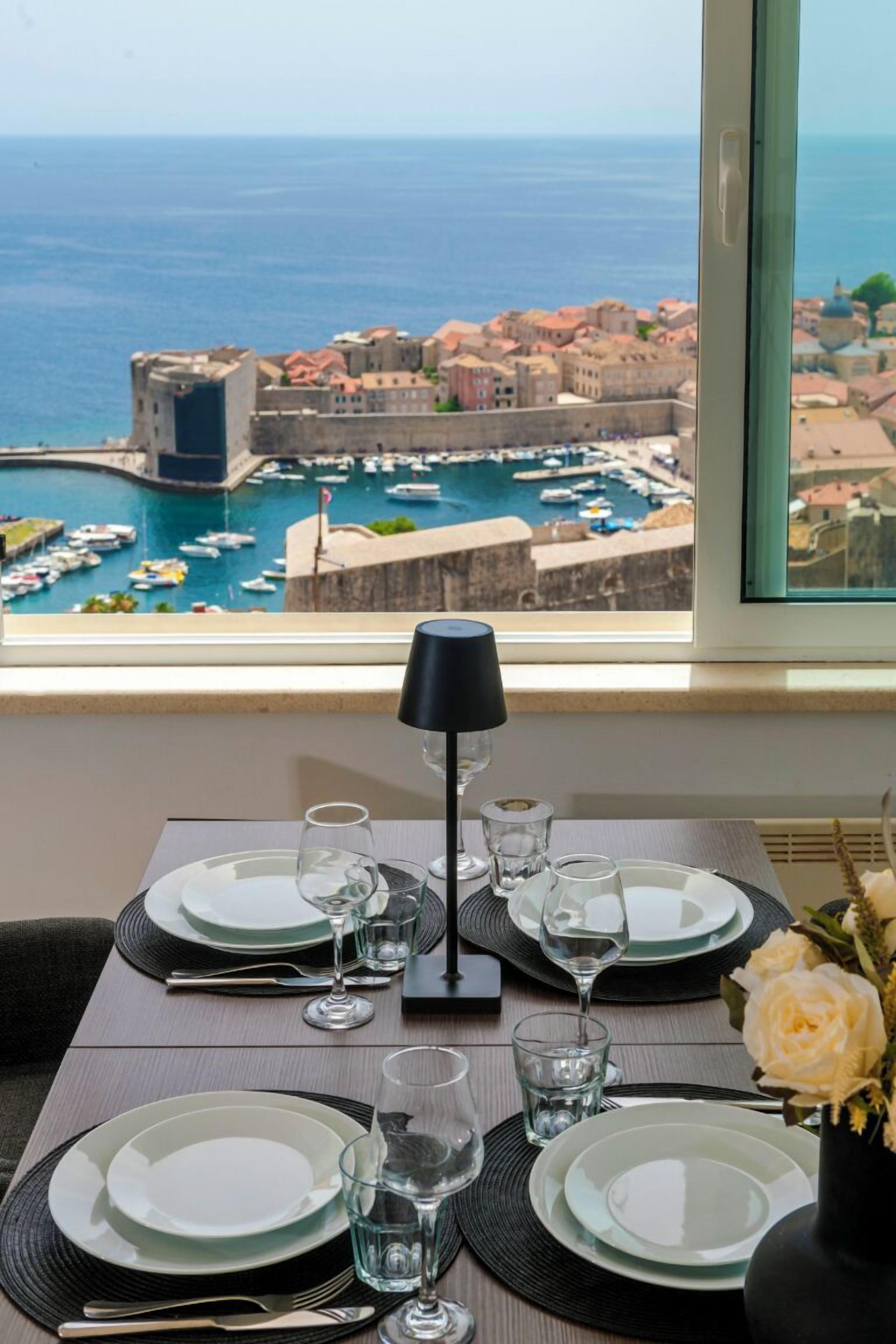 Deluxe Apartment, 2 Bedrooms, Sea View | Living area