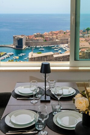 Deluxe-Apartment, 2 Schlafzimmer, Meerblick | Wohnbereich