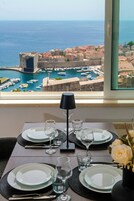 Apartamento luxo, 2 quartos, vista para o mar | Área de estar