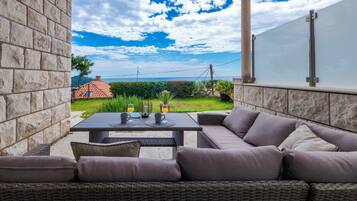 Departamento Deluxe, 2 habitaciones, patio, vista al mar | Terraza o patio