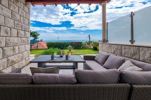 Deluxe appartement, 2 slaapkamers, terras, uitzicht op zee | Terras