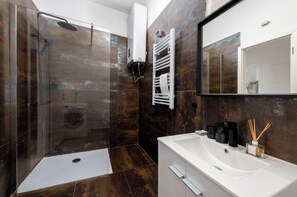 Appartement Deluxe, 2 chambres, patio, vue mer | Salle de bain