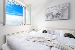 In-room safe, soundproofing, iron/ironing board, free WiFi