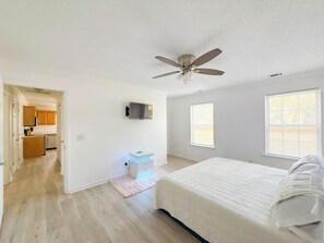 3 bedrooms, iron/ironing board, free WiFi, bed sheets - Private Savannah Getaway Near Botanical Gardens! (Savannah)