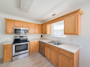 Fridge, microwave, oven, stovetop - Private Savannah Getaway Near Botanical Gardens! (Savannah)