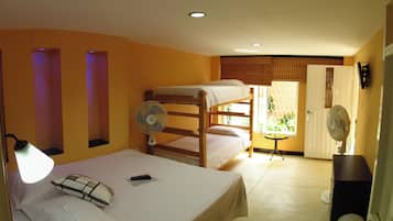 Cortinas blackout, tabla de planchar con plancha y ropa de cama
