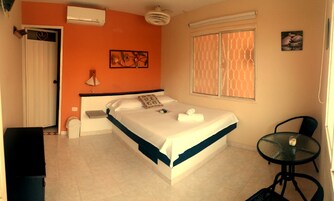 Habitación estándar, no fumadores, baño privado | Cortinas opacas, tabla de planchar con plancha, ropa de cama