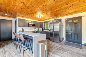 ثلاجة، ميكروويف، فرن، موقد طهي مسطح