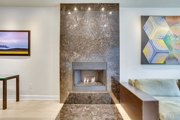 Interior - Modern - Parking - Metro 1/2 blk 99 Walk score Minutes to Capital, Museums and National Mall (Washington)