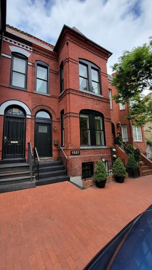 Exterior - Modern - Parking - Metro 1/2 blk 99 Walk score Minutes to Capital, Museums and National Mall (Washington)