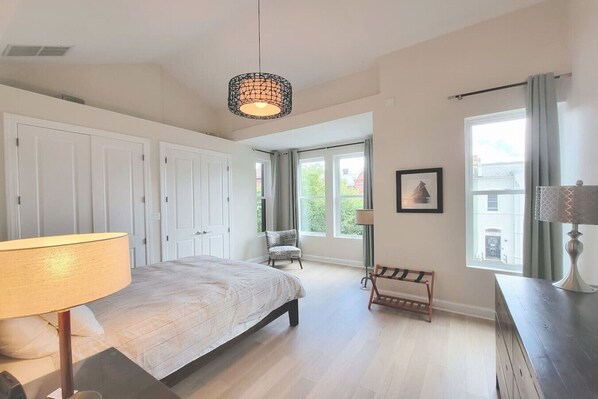 3 bedrooms, desk, iron/ironing board, travel crib