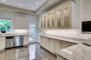 Fridge, microwave, oven, stovetop - Modern - Parking - Metro 1/2 blk 99 Walk score Minutes to Capital, Museums and National Mall (Washington)