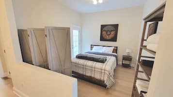 3 habitaciones, escritorio y tabla de planchar con plancha