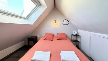 2 bedrooms, iron/ironing board, WiFi