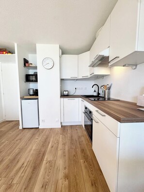 Geladeira, micro-ondas, fogão, cooktop