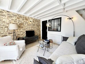 TV, books - Maison de charme rénovée- Jardin - 5min des plages (Arzon)