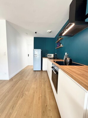 Kjøleskap, mikrobølgeovn, ovn og kokeplater