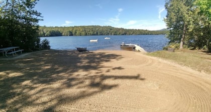 Welcoming 3-bedroom 1.5 bath chalet with WiFi in Wolfeboro