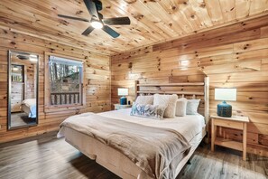 2 bedrooms, iron/ironing board, WiFi, bed sheets - Privacy,Proximity to attractions,Hot tub,75"tv (Sevierville)