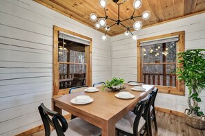 Dining - Privacy,Proximity to attractions,Hot tub,75"tv (Sevierville)