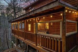 Terrace/patio - Privacy,Proximity to attractions,Hot tub,75"tv (Sevierville)