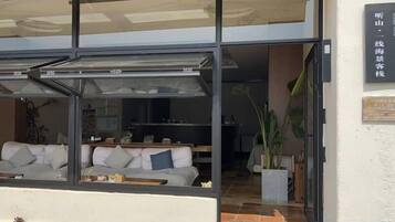 Un interior moderno con un sofá y una zona de comedor.