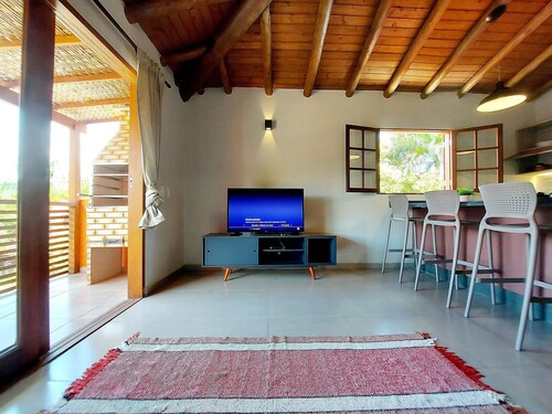Sapeca - Cosy apart with kitchen, 50m from the Beach, Private Barbecue, AC, Wi-Fi, Netflix, pool