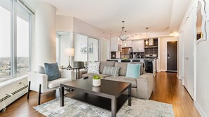 Eine moderne Wohnung mit Wohnzimmer, Essbereich und Küche.