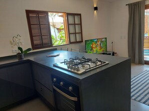 Geladeira, fogão, torradeira, talheres/pratos/utensílios de cozinha