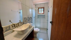 Bathroom - Vetura - Cosy apto with kitchen, 50m from the Beach, Private Barbecue, AC, Wi-Fi, Netflix, pool (Paraty)