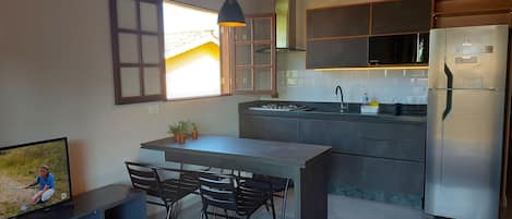 Refrigerador, microondas, tostadora y utensilios de cocina
