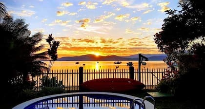 House of the Arts - Right on beach, 4 suites, swimming pool, BBQ, Wifi - Only 6kms from Paraty centre.