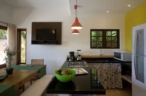 Kühlschrank, Mikrowelle, Ofen, Wasserkocher mit Kaffee-/Teezubehör