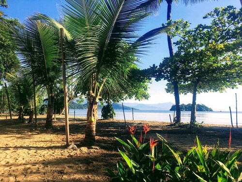 Yara house, 4 en-suites, Pool, BBQ, front beach, 14people, 1.3km from old center