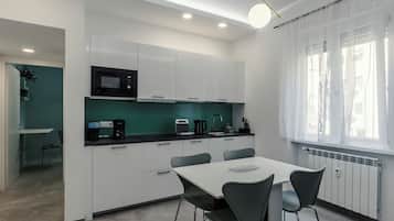 Réfrigérateur, micro-ondes, plaque de cuisson, lave-vaisselle