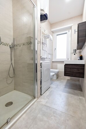 淋浴设施、环保洗浴用品、吹风机、坐浴桶