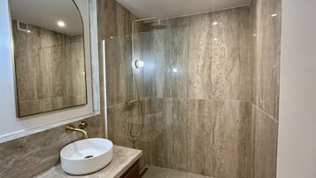 Douche, sĂšche-cheveux, serviettes fournies