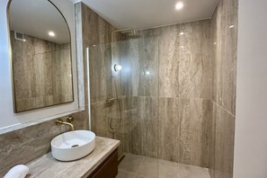 Dusche, Haartrockner, Handtücher
