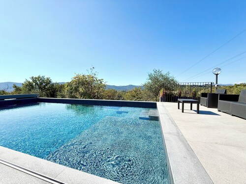 Swimming pool,Sauna,Jacuzzi,Barbecue,A/C,Billiards,WiFi,5minutes from the sea and downtown