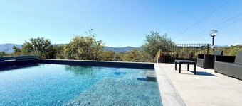 Swimming pool,Sauna,Jacuzzi,Barbecue,A/C,Billiards,WiFi,5minutes from the sea and downtown